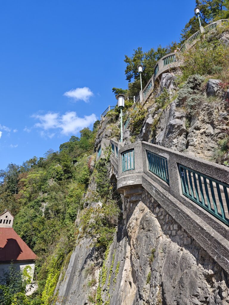 Die Schlossbergstiege ist direkt in den Felsen gebaut