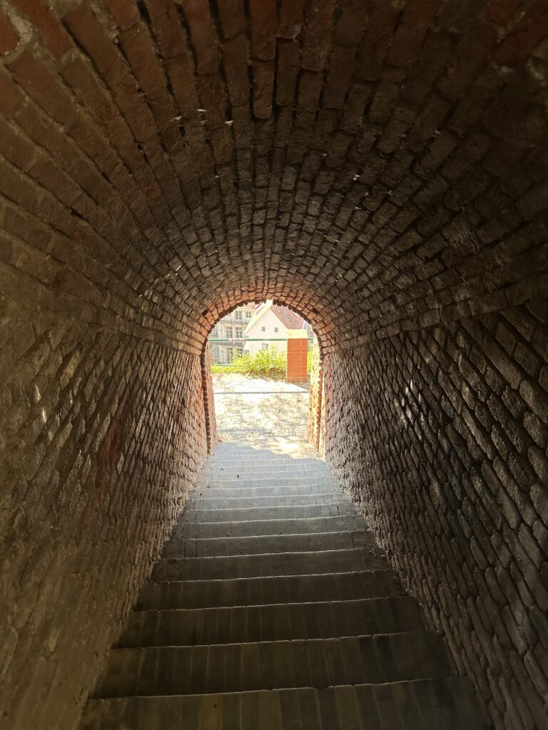 Der Tunnel führt von der Bürgerbastei zur Schlossbergstiege