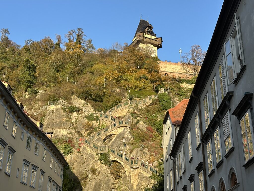 Die Schlossbergstiege mit dem Uhrturm Graz