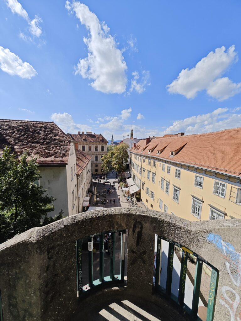 Blick von der Schlossbergstiege auf den Schlossbergplatz