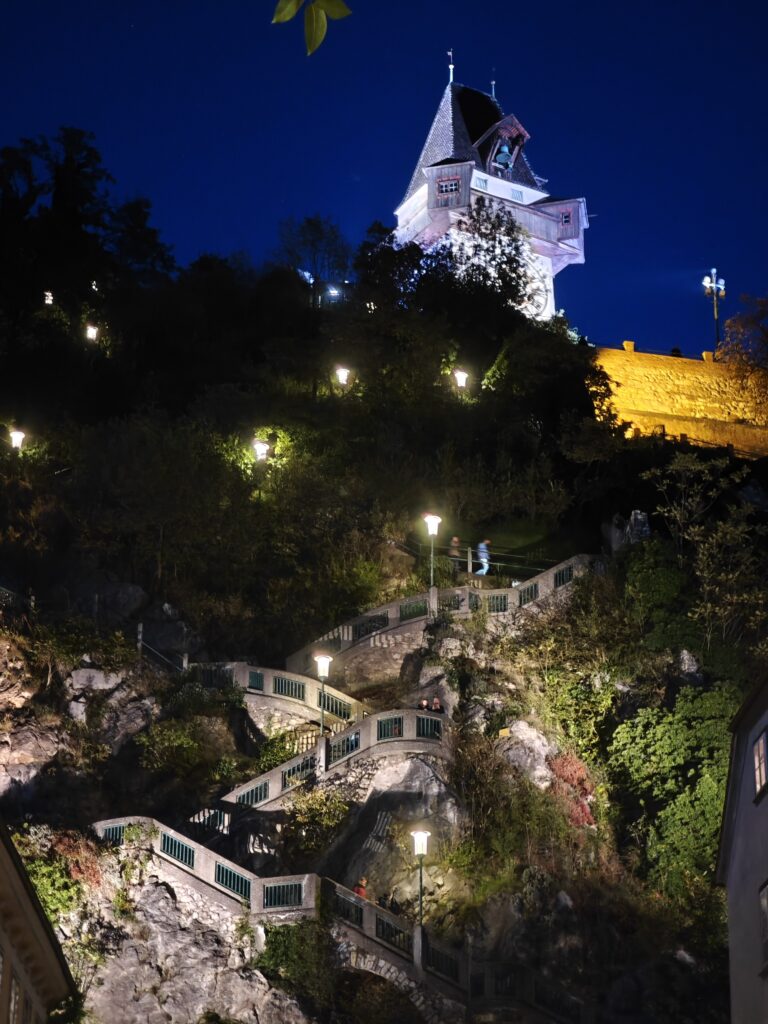 Die Schlossbergstiege ist nachts beleuchtet