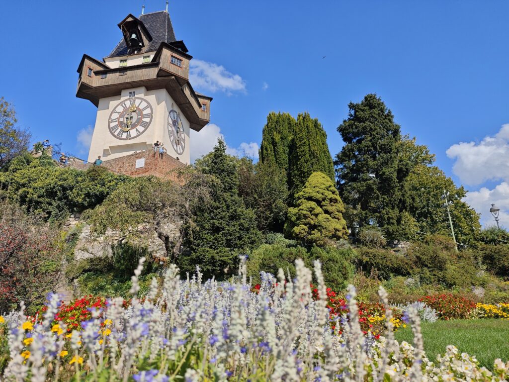 Blick von der Bürgerbastei auf den Uhrturm Graz