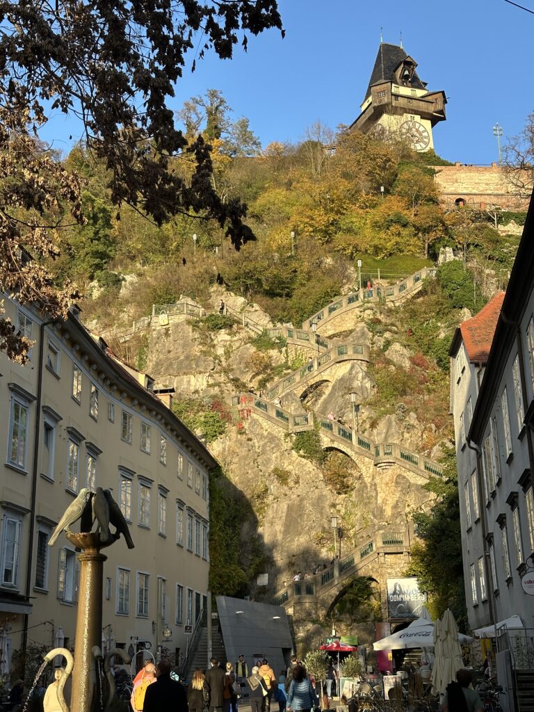 Die Schlossbergstiege führt dich zum Uhrturm