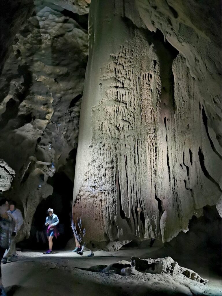 Gewaltige Tropfsteine in der Lurgrotte