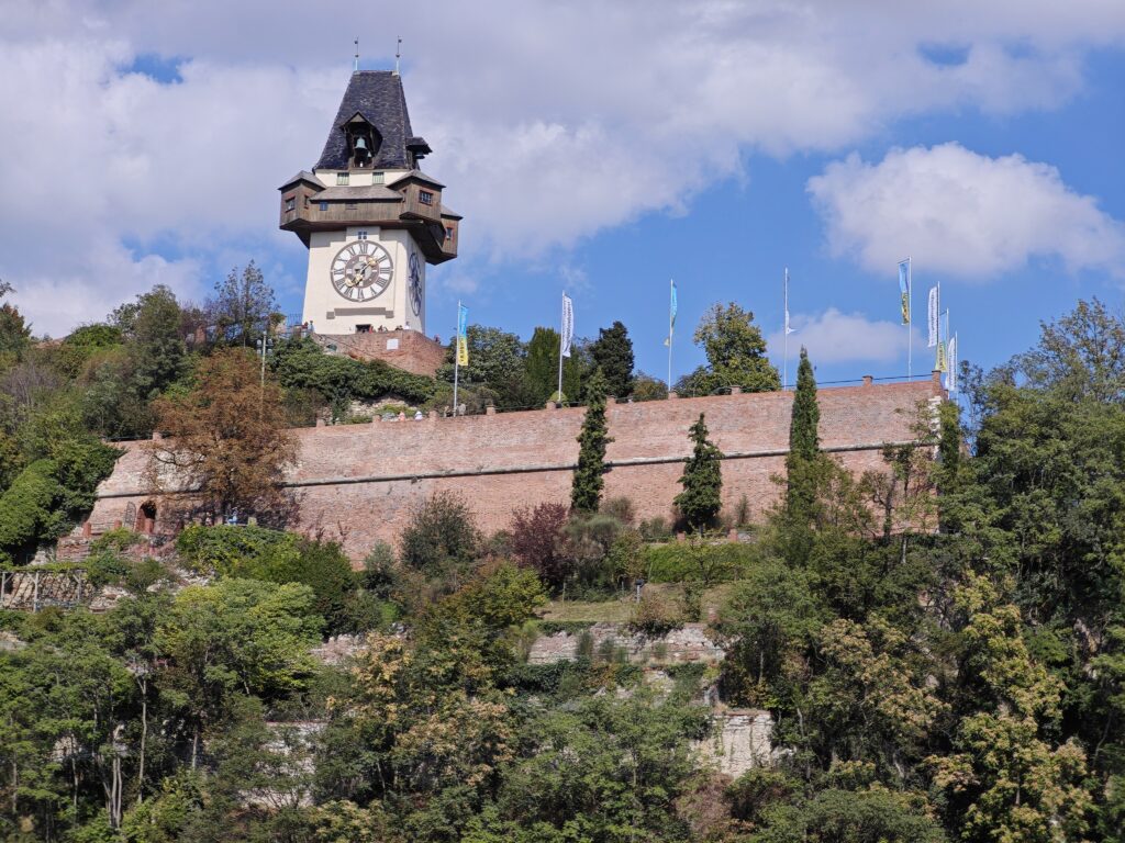 Die Bürgerbastei mit dem Uhrturm