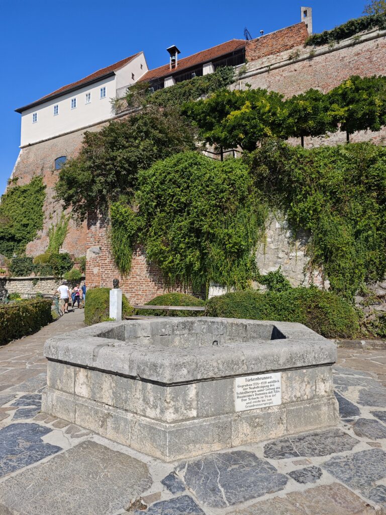 Der Türkenbrunnen mit der Stallbastei im Hintergrund