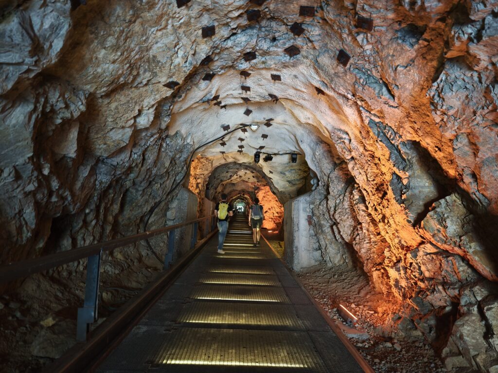 Mit dem Schlossbergtunnel durch den Schlossberg Graz